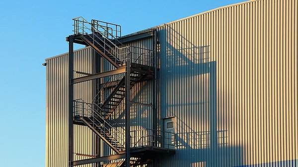 Le fer plat : idéal pour vos structures métalliques