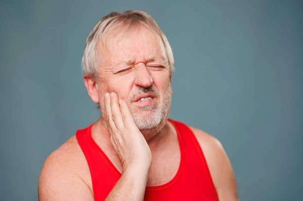 Comment un centre de denturologie gère-t-il les douleurs liées aux prothèses ?